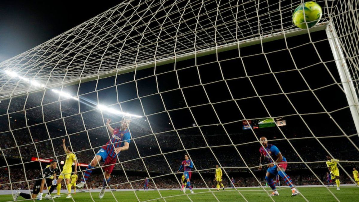 تجربة استثنائية.. كيف تلعب مباراة كرة قدم على ملعب كامب نو؟