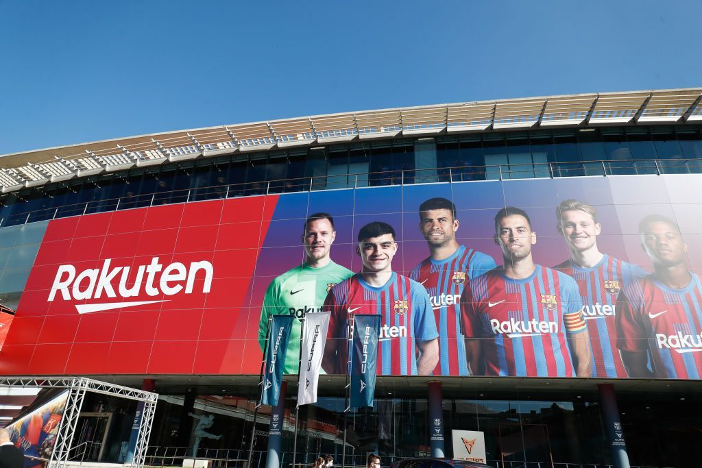 تجربة استثنائية.. كيف تلعب مباراة كرة قدم على ملعب كامب نو؟