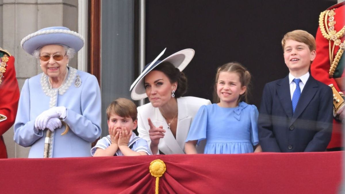 الملكة إليزابيث الثانية تطل على شرفة قصر باكنغهام مع بدء الاحتفالات باليوبيل البلاتيني 1 الملكة إليزابيث الثانية تطل على شرفة قصر باكنغهام مع بدء الاحتفالات باليوبيل البلاتيني