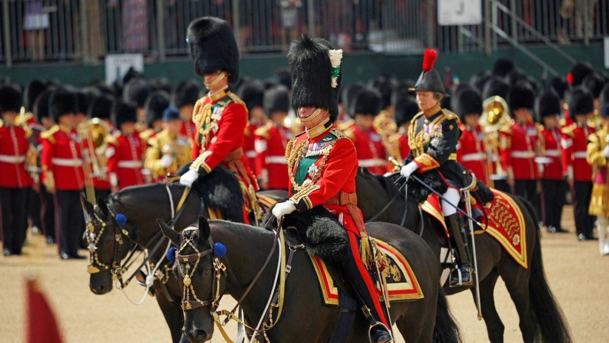 الملكة إليزابيث الثانية تطل على شرفة قصر باكنغهام مع بدء الاحتفالات باليوبيل البلاتيني 3 الملكة إليزابيث الثانية تطل على شرفة قصر باكنغهام مع بدء الاحتفالات باليوبيل البلاتيني