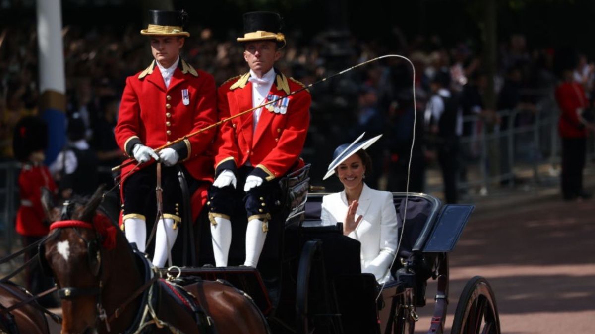 الملكة إليزابيث الثانية تطل على شرفة قصر باكنغهام مع بدء الاحتفالات باليوبيل البلاتيني 5 الملكة إليزابيث الثانية تطل على شرفة قصر باكنغهام مع بدء الاحتفالات باليوبيل البلاتيني