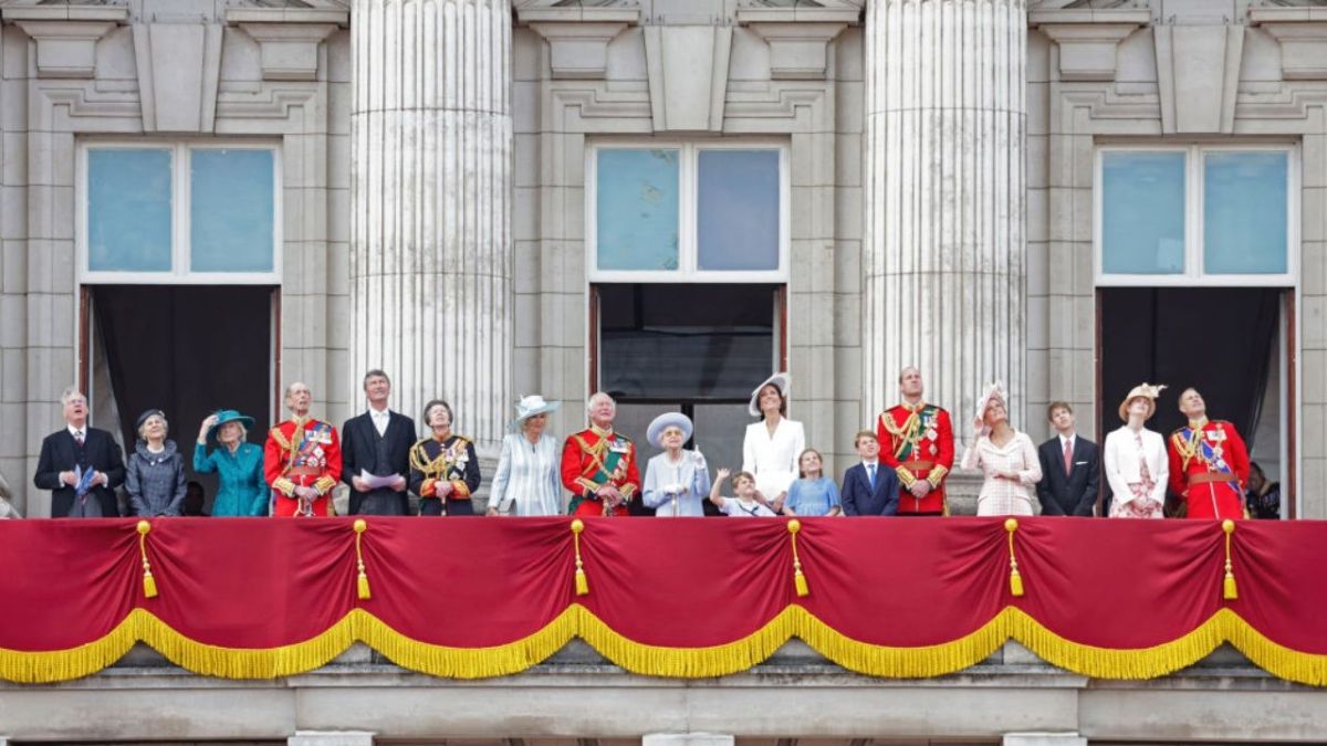 الملكة إليزابيث الثانية تطل على شرفة قصر باكنغهام مع بدء الاحتفالات باليوبيل البلاتيني 6 الملكة إليزابيث الثانية تطل على شرفة قصر باكنغهام مع بدء الاحتفالات باليوبيل البلاتيني