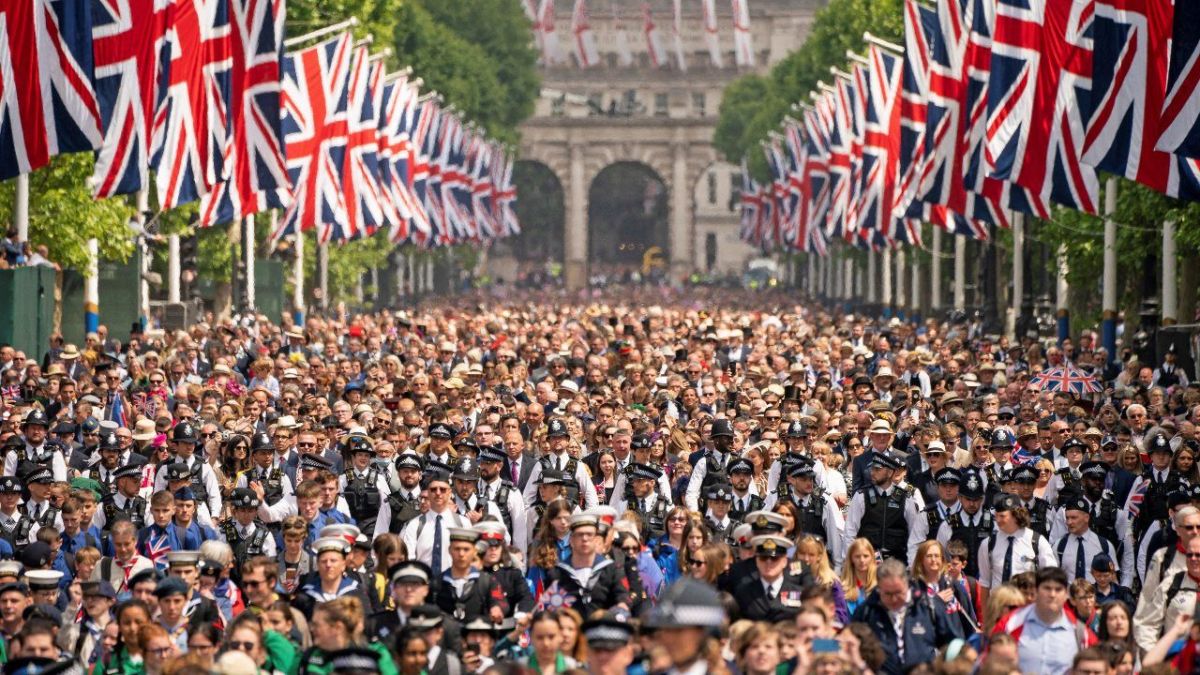 الملكة إليزابيث الثانية تطل على شرفة قصر باكنغهام مع بدء الاحتفالات باليوبيل البلاتيني 9 الملكة إليزابيث الثانية تطل على شرفة قصر باكنغهام مع بدء الاحتفالات باليوبيل البلاتيني