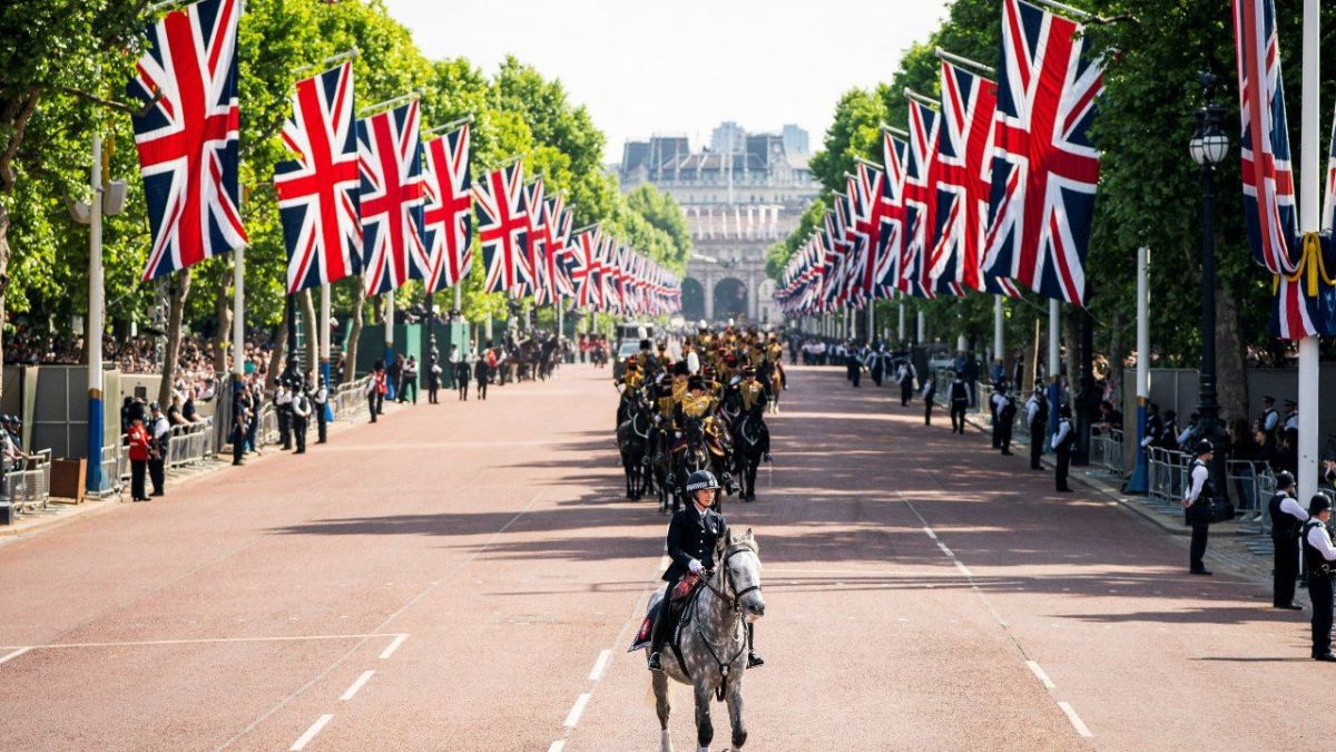 الملكة إليزابيث الثانية تطل على شرفة قصر باكنغهام مع بدء الاحتفالات باليوبيل البلاتيني 10 الملكة إليزابيث الثانية تطل على شرفة قصر باكنغهام مع بدء الاحتفالات باليوبيل البلاتيني