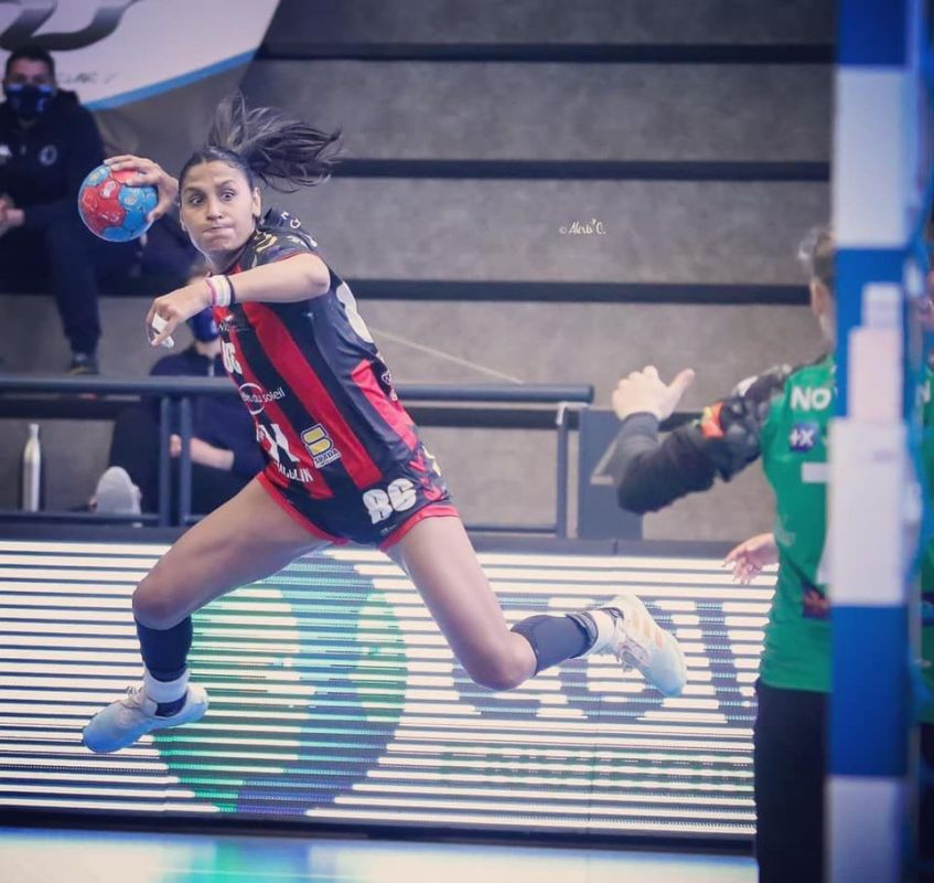 من المصرية بنت السيدة زينب أحسن لاعبة في فرنسا.. وكيف تألقت في كرة اليد والقدم معاً؟