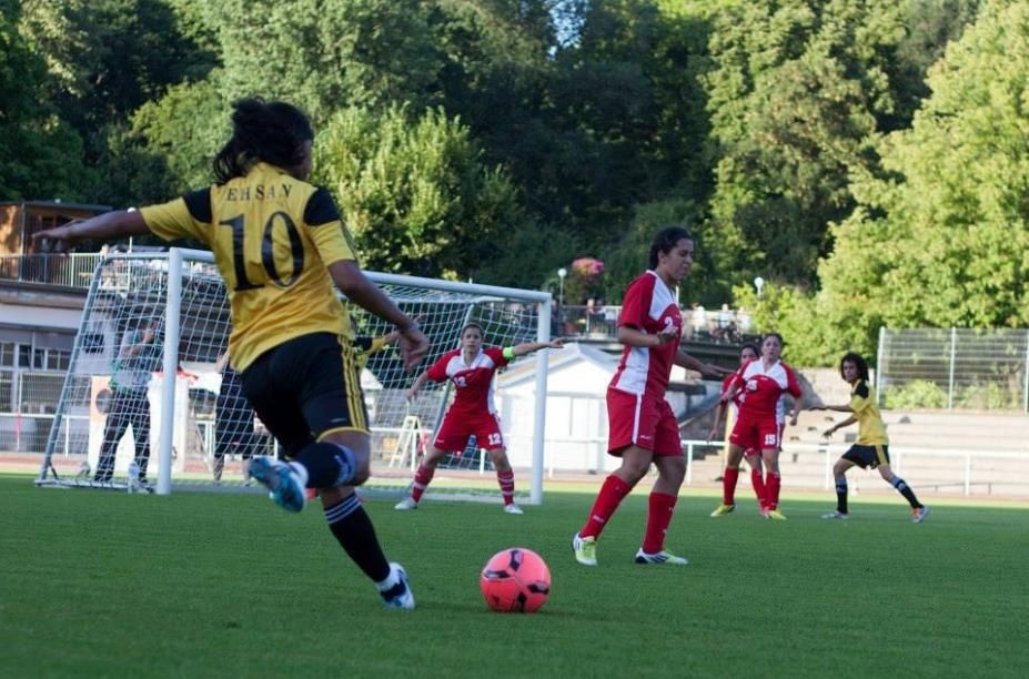 من المصرية بنت السيدة زينب أحسن لاعبة في فرنسا.. وكيف تألقت في كرة اليد والقدم معاً؟