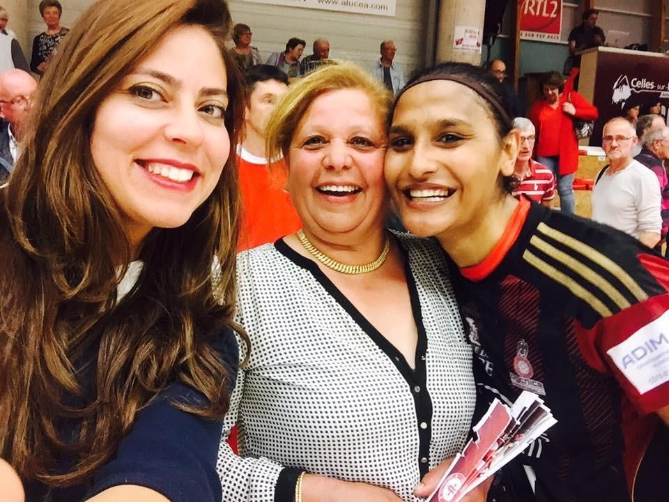 من المصرية بنت السيدة زينب أحسن لاعبة في فرنسا.. وكيف تألقت في كرة اليد والقدم معاً؟