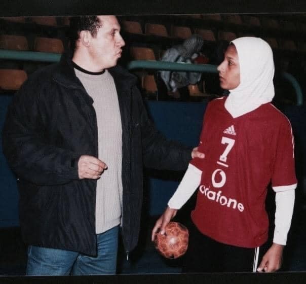 من المصرية بنت السيدة زينب أحسن لاعبة في فرنسا.. وكيف تألقت في كرة اليد والقدم معاً؟