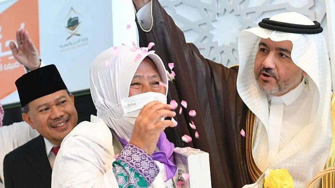 بباقات الورد.. السعودية تستقبل أوائل الحجاج من خارج المملكة منذ 2019 1 بباقات الورد.. السعودية تستقبل أوائل الحجاج من خارج المملكة منذ 2019