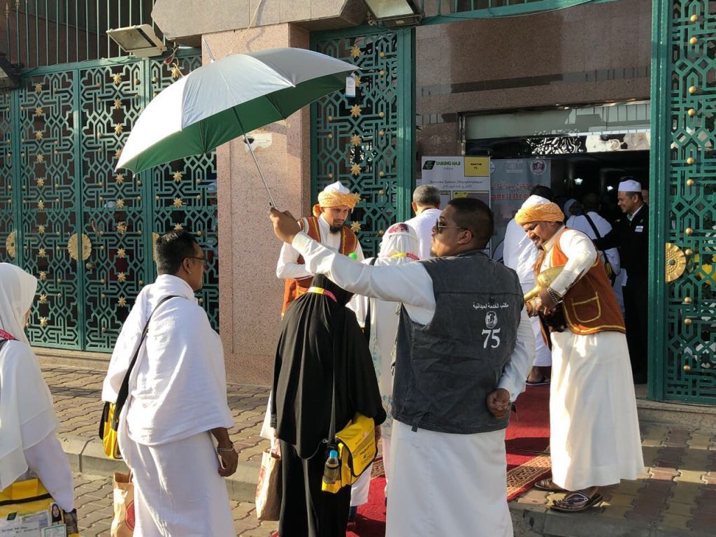 بباقات الورد.. السعودية تستقبل أوائل الحجاج من خارج المملكة منذ 2019 4 بباقات الورد.. السعودية تستقبل أوائل الحجاج من خارج المملكة منذ 2019
