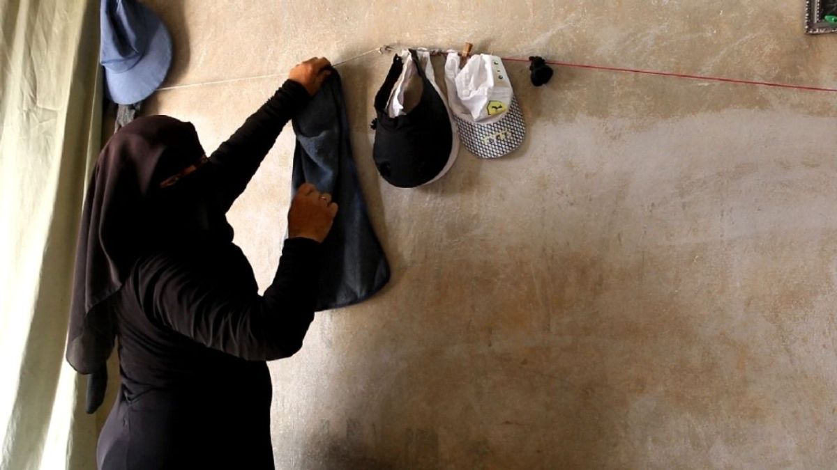 سوريا.. والدة تداوي كسور بناتها التي خلفتها ظروف الحياة 1 سوريا.. والدة تداوي كسور بناتها التي خلفتها ظروف الحياة