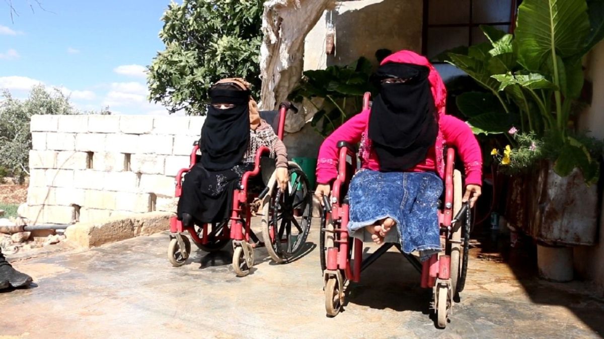 سوريا.. والدة تداوي كسور بناتها التي خلفتها ظروف الحياة 4 سوريا.. والدة تداوي كسور بناتها التي خلفتها ظروف الحياة