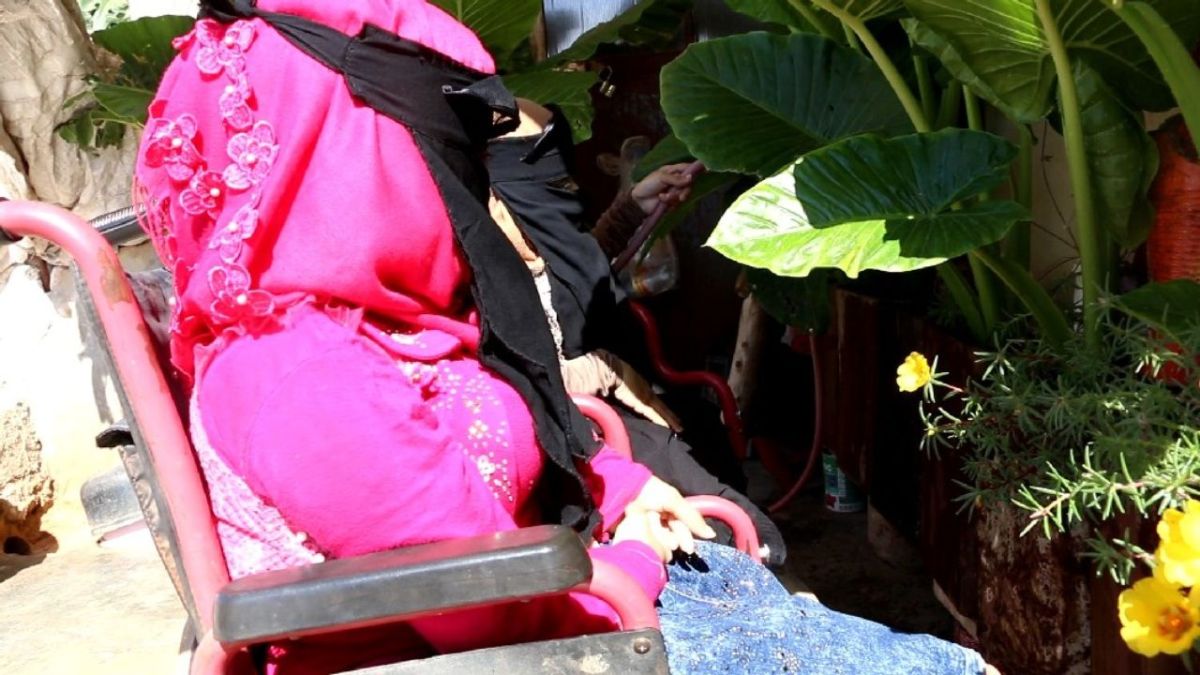 سوريا.. والدة تداوي كسور بناتها التي خلفتها ظروف الحياة 5 سوريا.. والدة تداوي كسور بناتها التي خلفتها ظروف الحياة