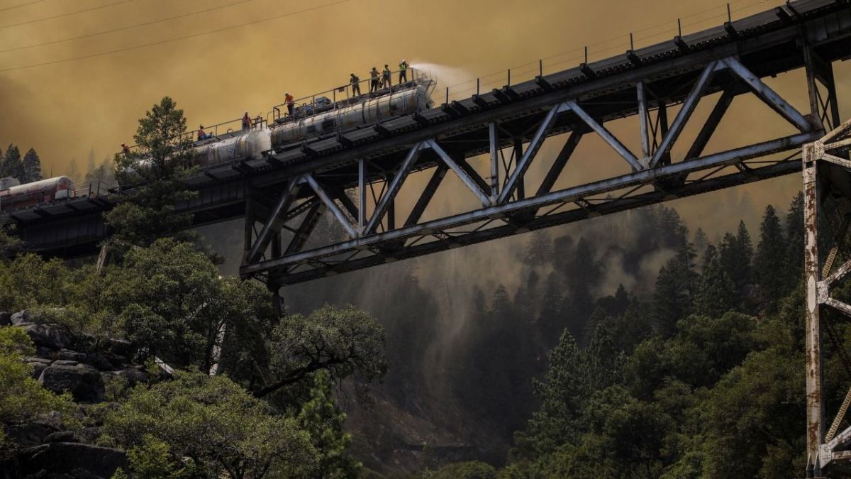 رجال الإطفاء الأمريكيون يكافحون حرائق الغابات في الأراضي الزراعية