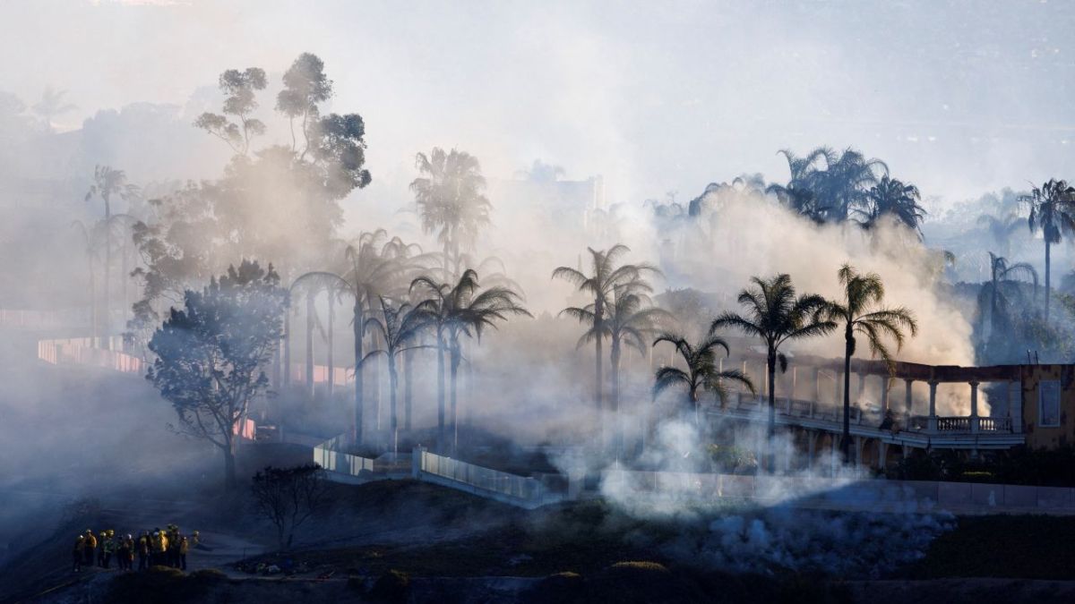 رجال الإطفاء الأمريكيون يكافحون حرائق الغابات في الأراضي الزراعية