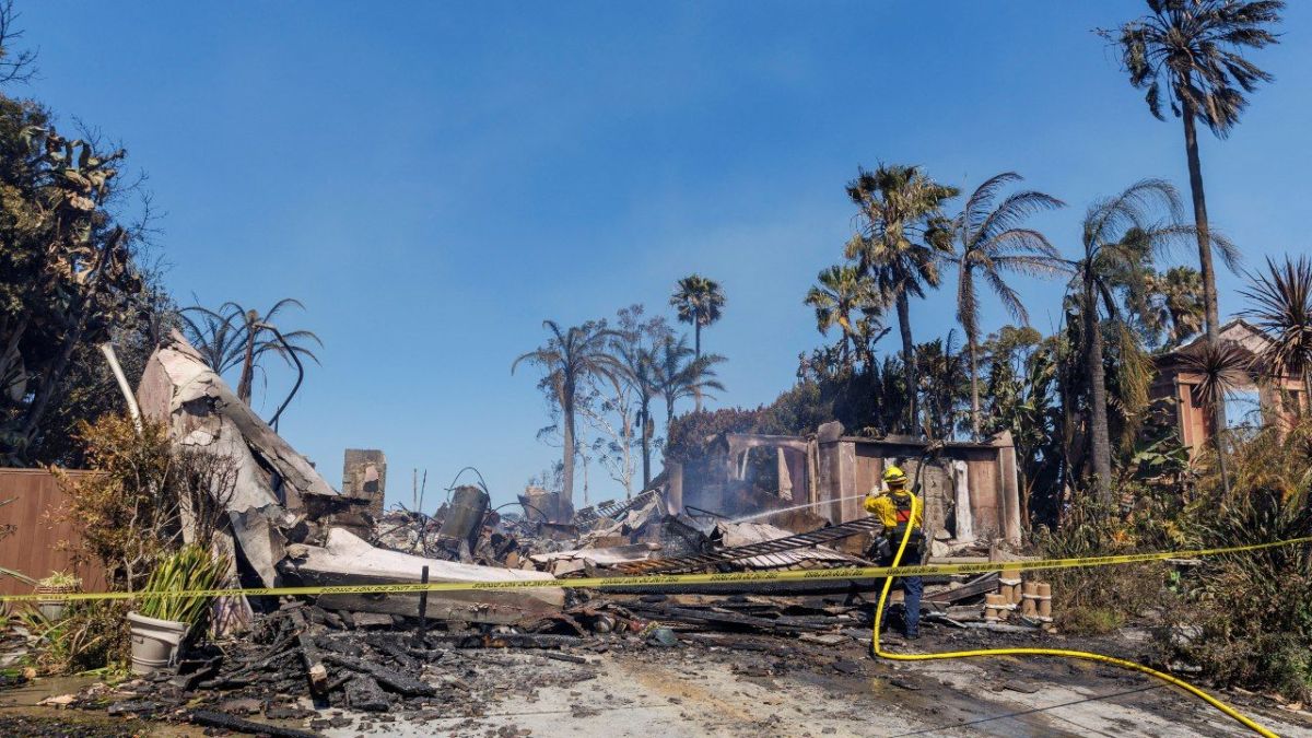 رجال الإطفاء الأمريكيون يكافحون حرائق الغابات في الأراضي الزراعية