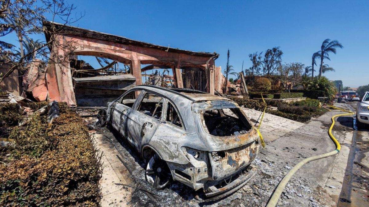 رجال الإطفاء الأمريكيون يكافحون حرائق الغابات في الأراضي الزراعية