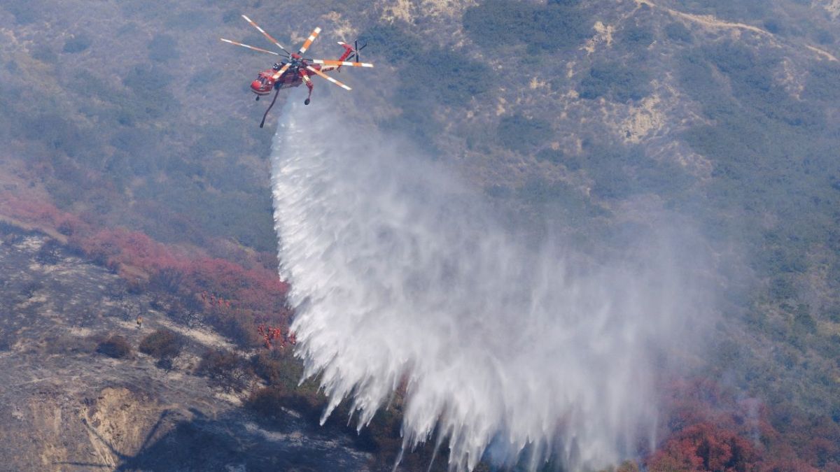 رجال الإطفاء الأمريكيون يكافحون حرائق الغابات في الأراضي الزراعية