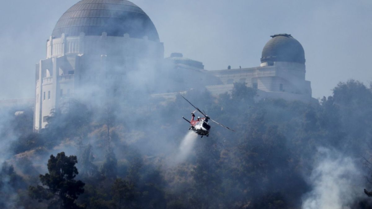 رجال الإطفاء الأمريكيون يكافحون حرائق الغابات في الأراضي الزراعية