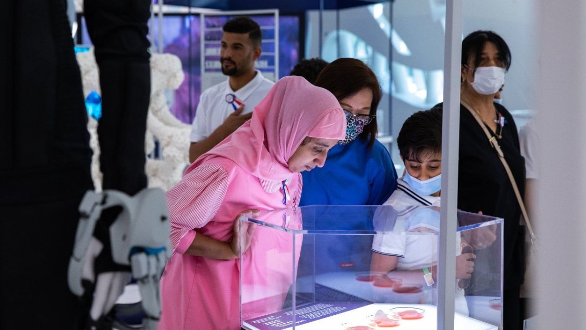 أطفال مركز المشاعر الإنسانية لــ" أصحاب الهمم" في زيارة لمتحف المستقبل