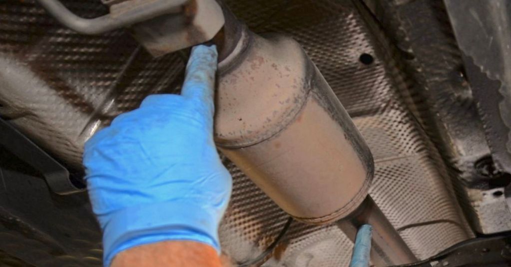 دبة البيئة أو المحول الحفاز catalytic converter في السيارة