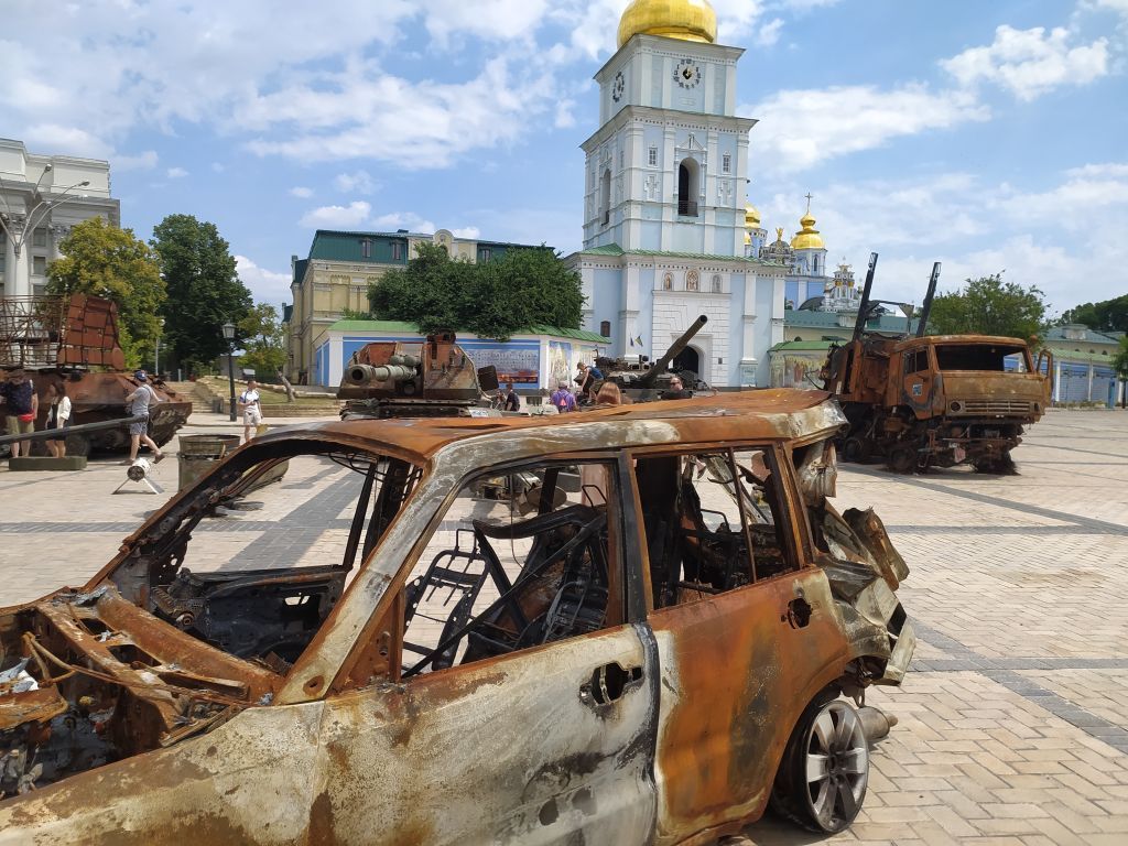 أوكرانيا.. معرض للآليات والدبابات الروسية المدمرة خلال الحرب في كييف