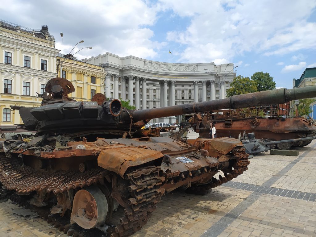 أوكرانيا.. معرض للآليات والدبابات الروسية المدمرة خلال الحرب في كييف