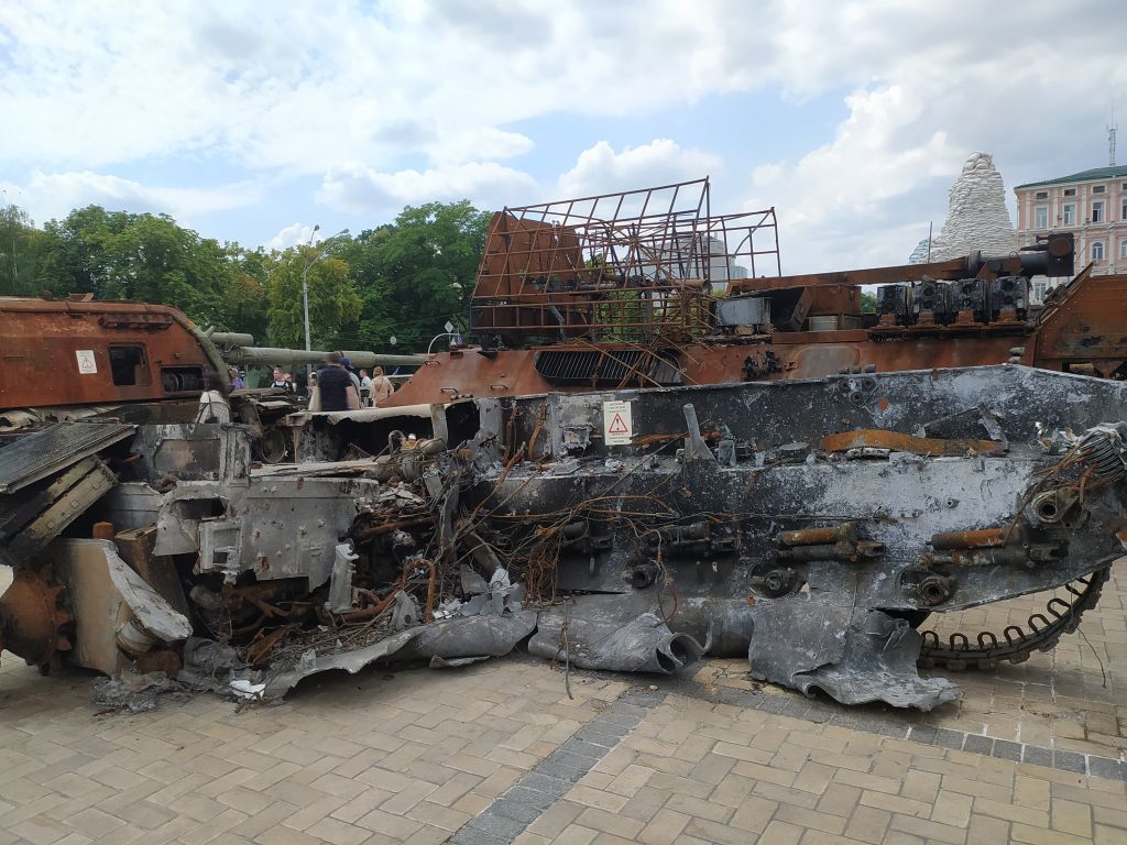 أوكرانيا.. معرض للآليات والدبابات الروسية المدمرة خلال الحرب في كييف