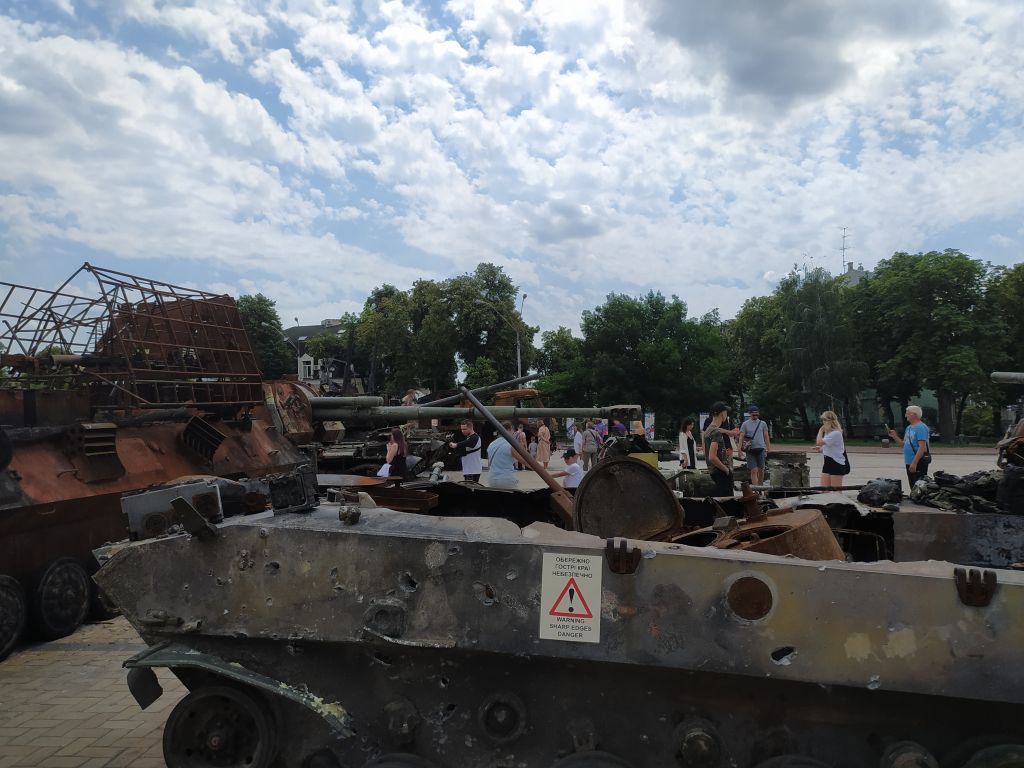 أوكرانيا.. معرض للآليات والدبابات الروسية المدمرة خلال الحرب في كييف