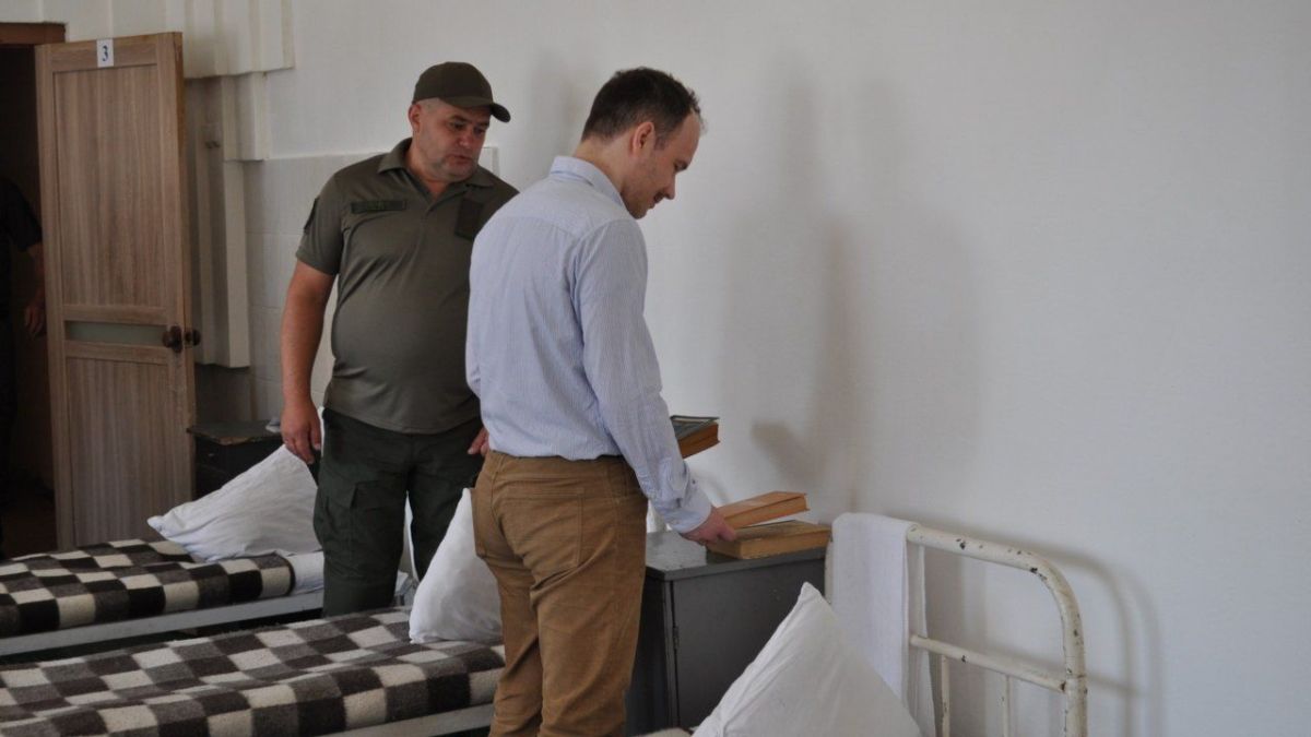 كيف يعيش أسرى الحرب الروسية الأوكرانية؟ وهل تتم معاملتهم وفق القوانين الدولية؟