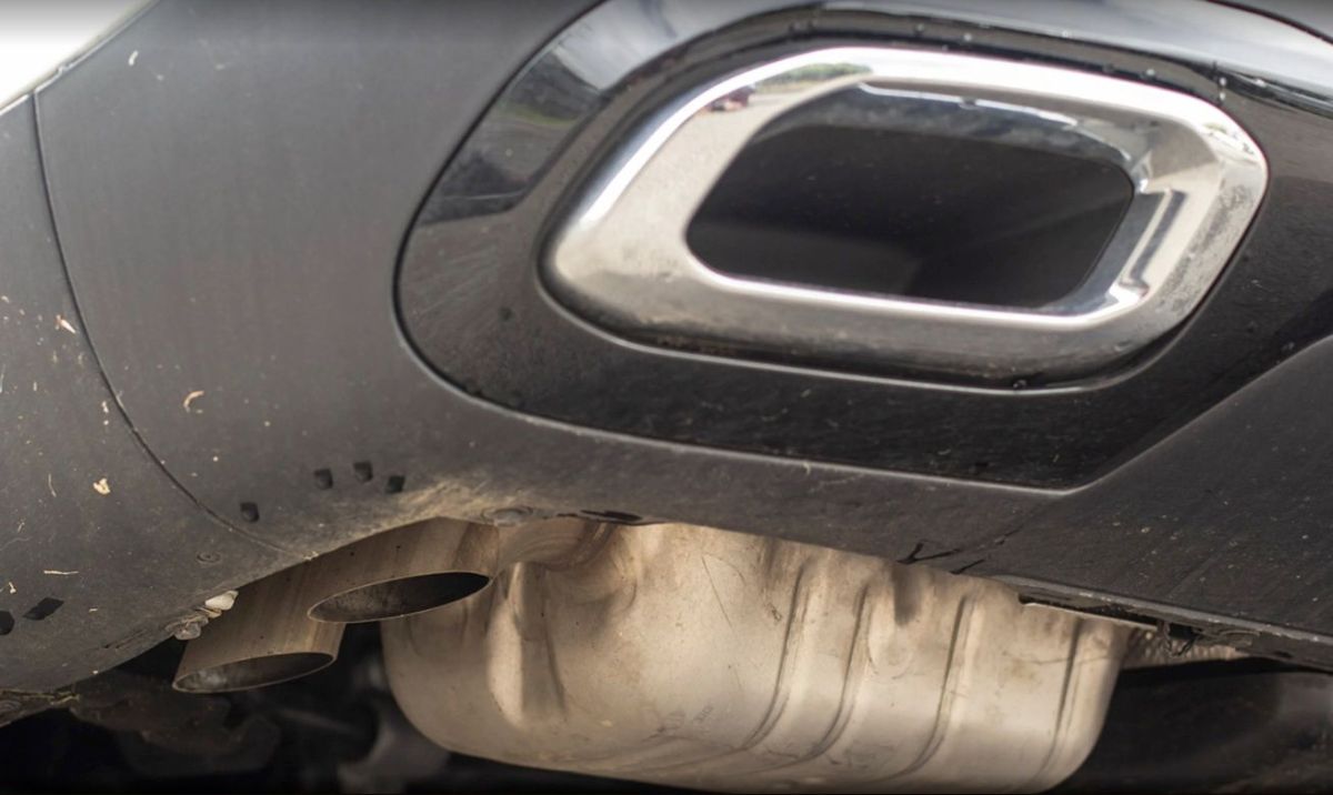 مخارج العادم الوهمية أو المزيفة