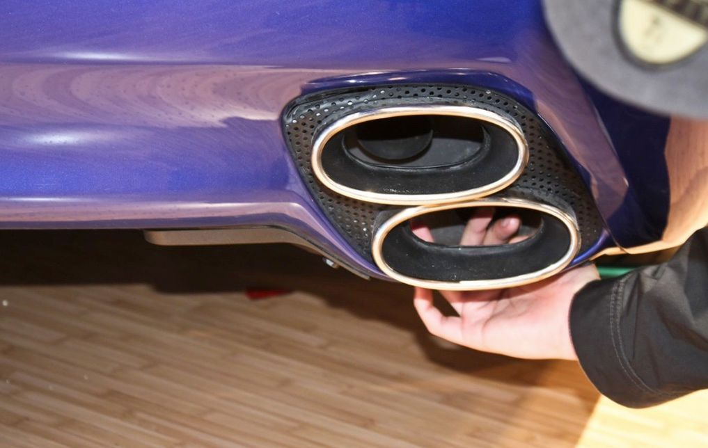 مخارج العادم الوهمية أو المزيفة