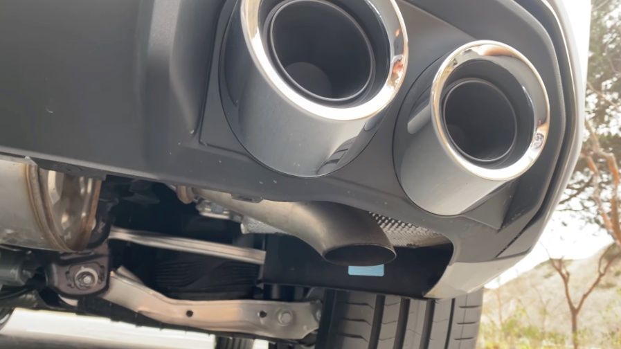 مخارج العادم الوهمية أو المزيفة