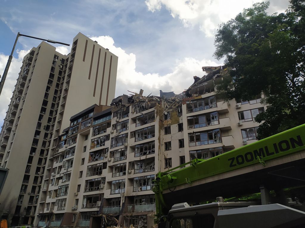 استهداف روسي لمبنى سكني في كييف