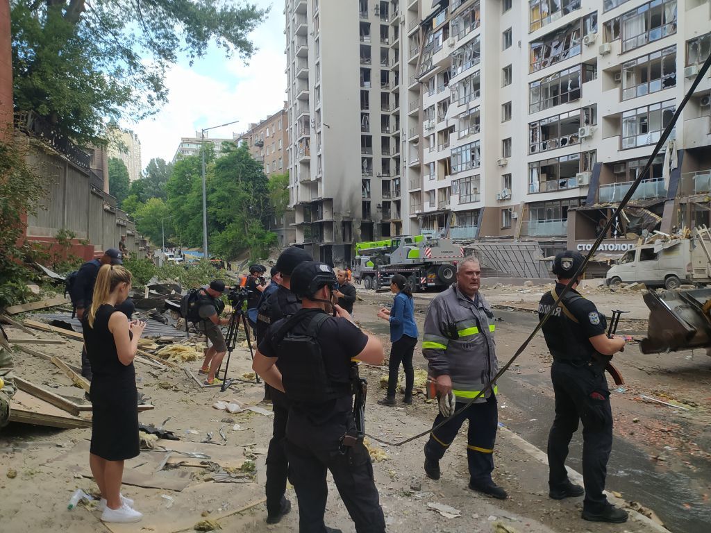 استهداف روسي لمبنى سكني في كييف