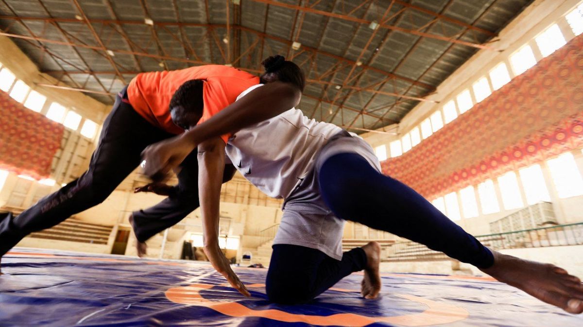 "هذه الرياضة صعبة لكن فيها قوانين".. باتريسيا أول فتاة سودانية تدخل تاريخ المصارعة في بلادها