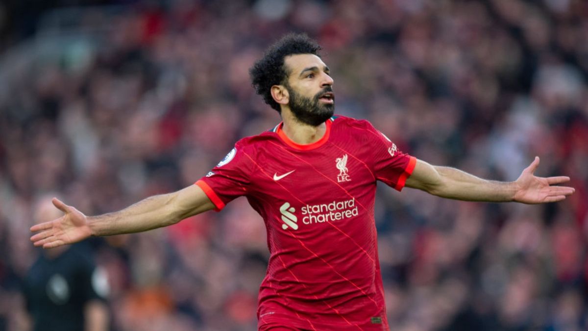 راتب محمد صلاح.. تضارب في الأرقام وجدل حول لقب ”الأعلى أجرًا“ 1 قصة صعود مذهلة بدأت فصولها في قرية نجريج بمحافظة الغربية بمصر وتردد صداها في العالم. قصة أصبحت من أهم مصادر الإلهام للشباب العربي، ونجحت في تحويل أحلام أجيال من مشجعي كرة القدم العربية إلى حقيقة. قصة بطلها فخر العرب، ونجم نجوم البريميرليغ، ومعشوق جماهير الريدز، وملك قلعة آنفيلد.. النجم المصري محمد صلاح.