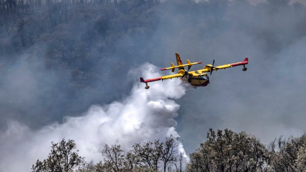 محاولة للسيطرة على حرائق الغابات في المغرب