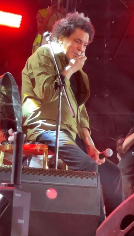 الصورة التي هزت مشاعر جمهور محمد منير في الإسكندرية 1 الصورة التي هزت مشاعر جمهور محمد منير في الإسكندرية