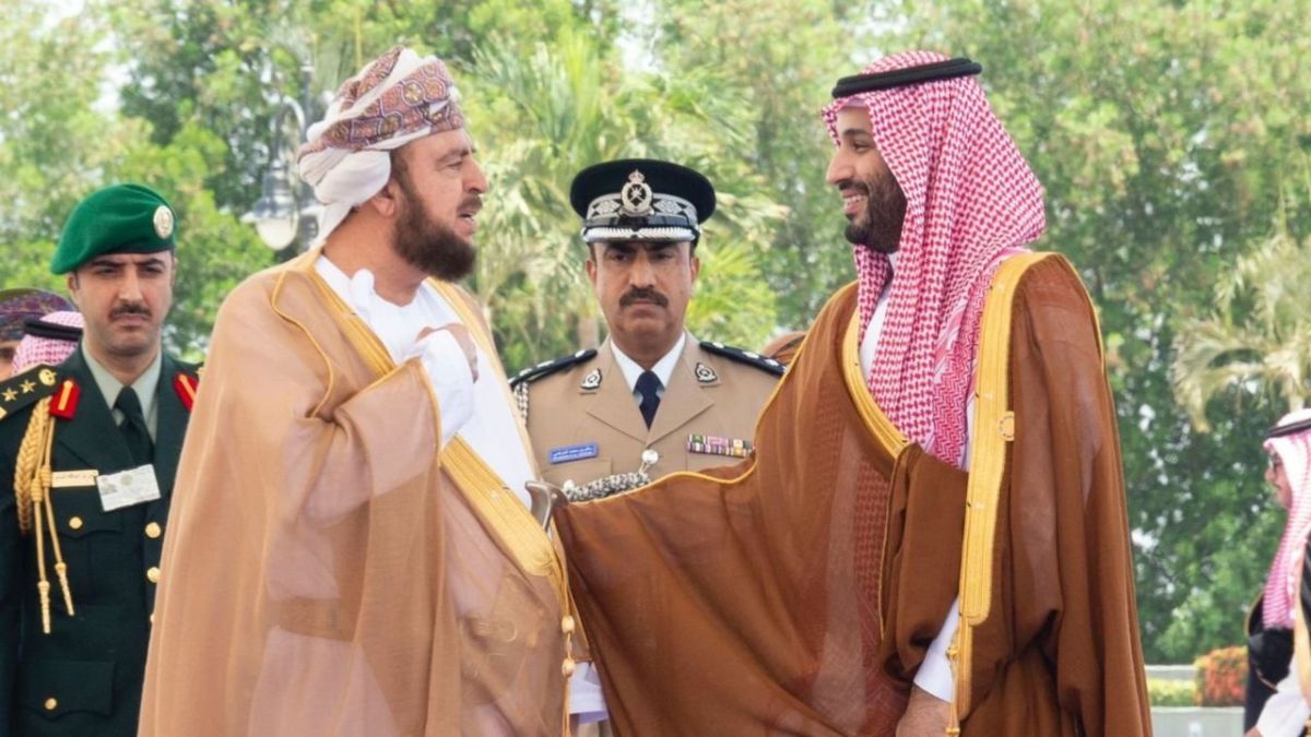 ولي_العهد السعودي الأمير #محمد_بن_سلمان يستقبل نائب رئيس الوزراء لشؤون العلاقات والتعاون الدولي والممثل الخاص لسلطان #عمان لدى وصوله مطار #جدة