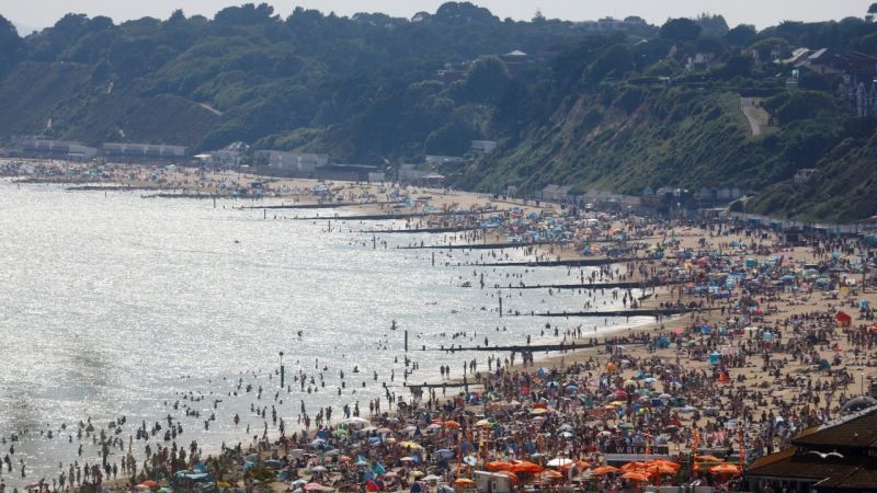 درجات حرارة قياسية في بريطانيا وإغلاق للمدارس والحكومة تتعامل معها كحالة طوارئ 3 درجات حرارة قياسية في بريطانيا وإغلاق للمدارس والحكومة تتعامل معها كحالة طوارئ