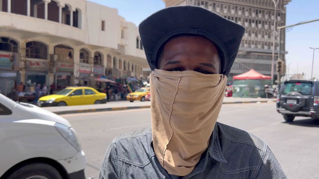 الشباب في العراق يستغلون ارتفاع درجات الحرارة لكسب قوت يومهم 2 الشباب في العراق يستغلون ارتفاع درجات الحرارة لكسب قوت يومهم