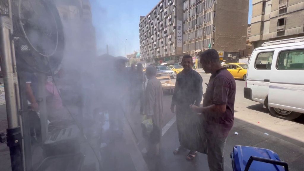 الشباب في العراق يستغلون ارتفاع درجات الحرارة لكسب قوت يومهم 3 العراق