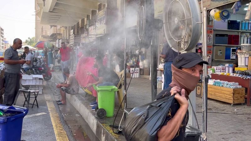 الشباب في العراق يستغلون ارتفاع درجات الحرارة لكسب قوت يومهم 4 الشباب في العراق يستغلون ارتفاع درجات الحرارة لكسب قوت يومهم