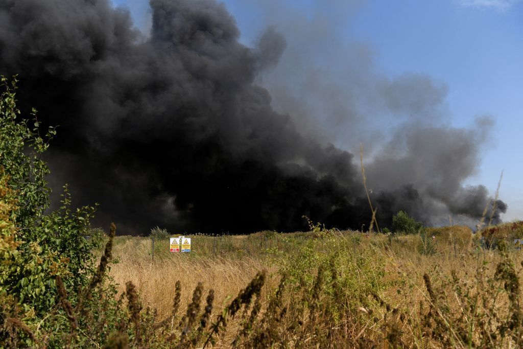 بعد تسجيل درجات حرارة قياسية.. الحرائق تلتهم منازل المواطنين في بريطانيا
