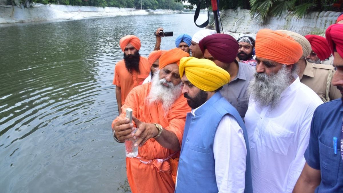 الهند: سياسي يشرب من نهر مقدس فحصل له ما لم يكن متوقع 1 الهند