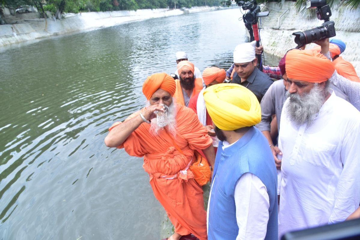 الهند: سياسي يشرب من نهر مقدس فحصل له ما لم يكن متوقع 2 الهند