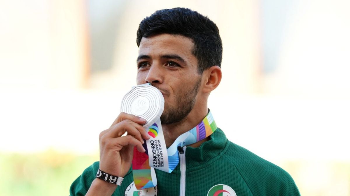الجزائري جمال سجاتي يقتنص فضية سباق 800 متر في مونديال ألعاب القوى