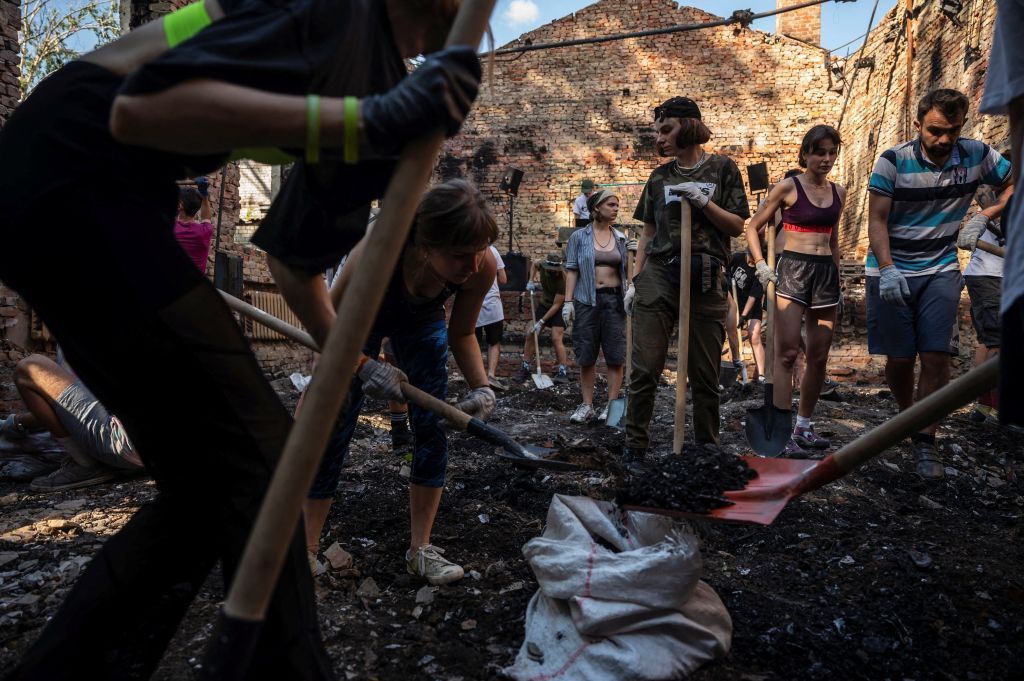 على وقع الموسيقى.. شباب أوكرانيون يزيلون آثار دمار الحرب الروسية