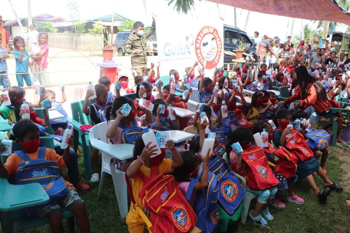 من أجل منع التطرف.. الجيش الفلبيني ومنظمات حقوقية يجهزون الأطفال للعودة المدرسية